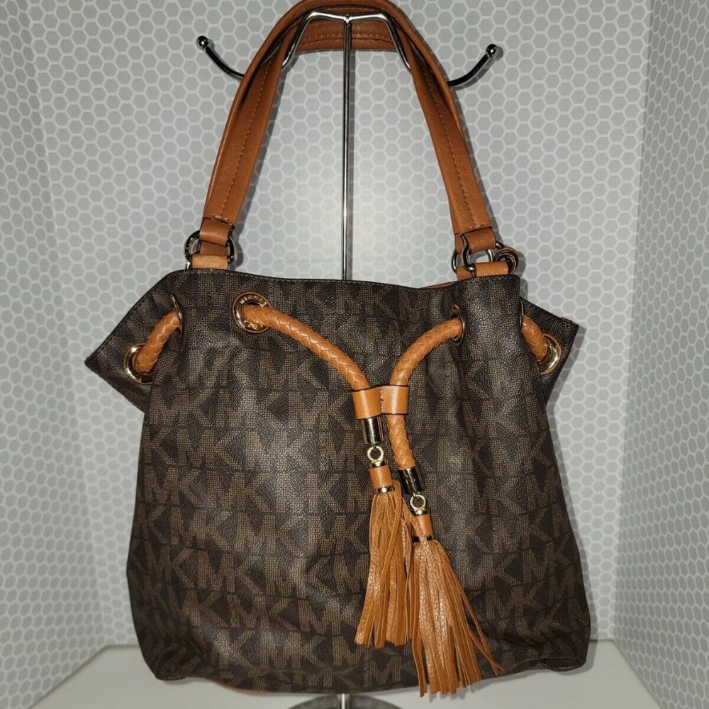 MICHAEL KORS MARINA DRAWSTRING ROPE SIGNATURE/LUGGAGE SHOULDER BAG